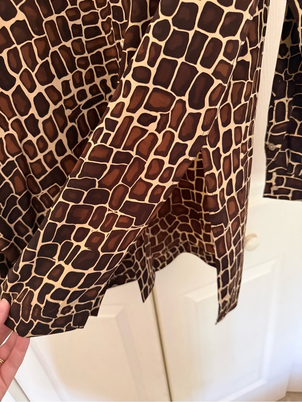 Vintage Saks Fifth Avenue Giraffe Print 100% Silk Blouse Long Sleeve Size Medium - Picture 6 of 7